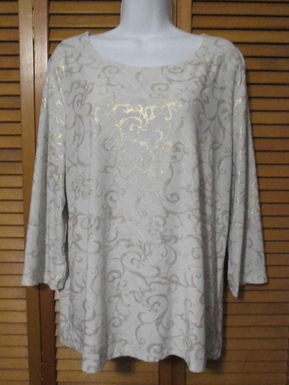 JM Collection top pullover that is stretchy, light gray w/gold swirls size XL